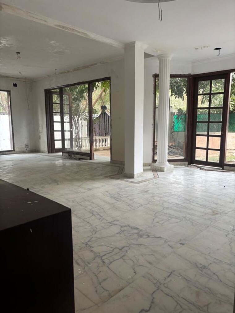 Room, sainik farm 6 Bedroom 19800 Sq.Yd. Villa In Sainik Farm Delhi 10410698