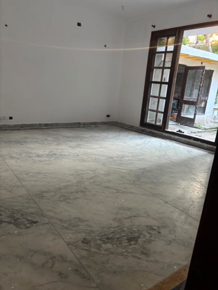 Room, sainik farm 6 Bedroom 19800 Sq.Yd. Villa In Sainik Farm Delhi 10410698