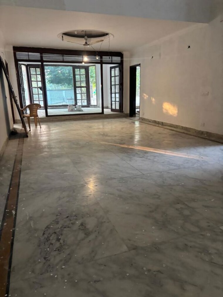 Room, sainik farm 6 Bedroom 19800 Sq.Yd. Villa In Sainik Farm Delhi 10410698