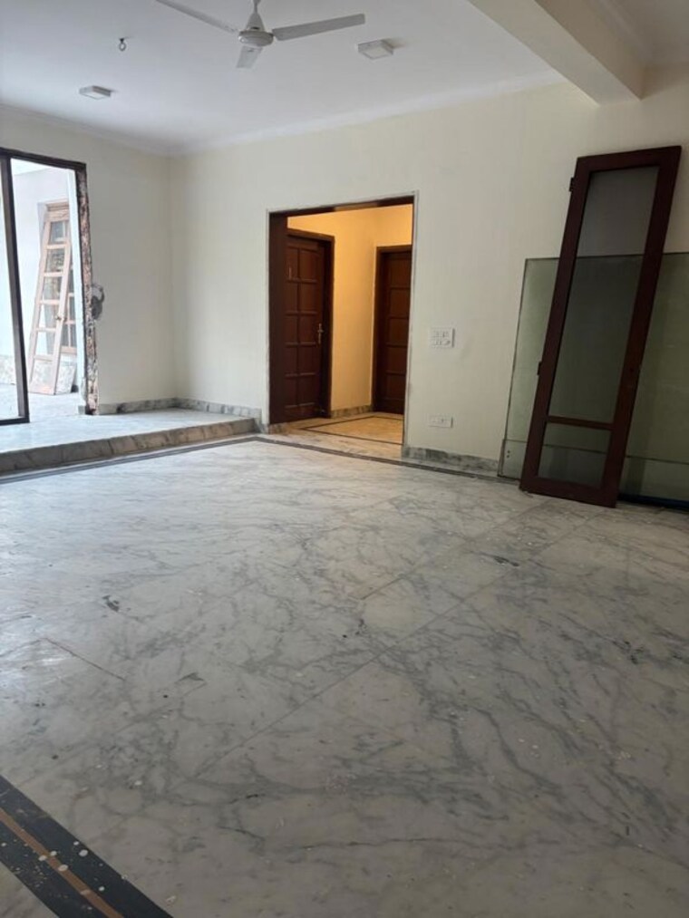 Room, sainik farm 6 Bedroom 19800 Sq.Yd. Villa In Sainik Farm Delhi 10410698