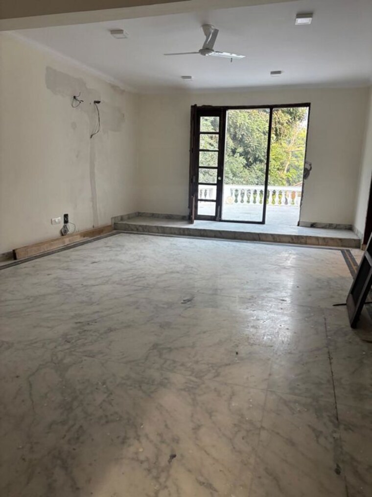 Room, sainik farm 6 Bedroom 19800 Sq.Yd. Villa In Sainik Farm Delhi 10410698