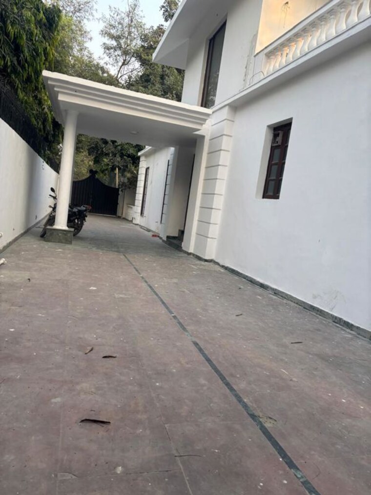  Parking, sainik farm 6 Bedroom 19800 Sq.Yd. Villa In Sainik Farm Delhi 10410698