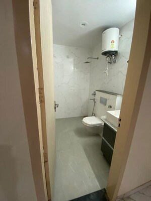 Bathroom in 3 BHK Builder Floor at DLF City Phase IV, Dlf Phase iv – for Rent