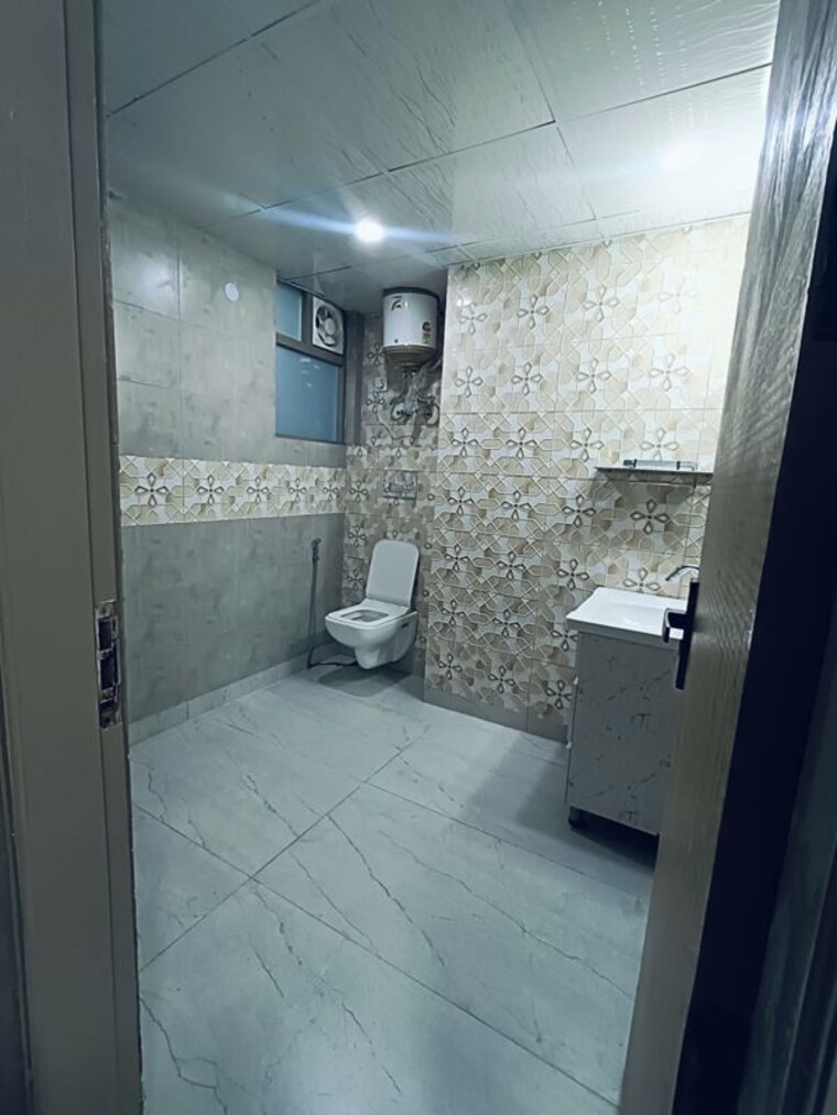 Bathroom, dlf city phase 3 1 Bedroom 850 Sq.Ft. Builder Floor In Dlf City Phase 3 Gurgaon 10410717