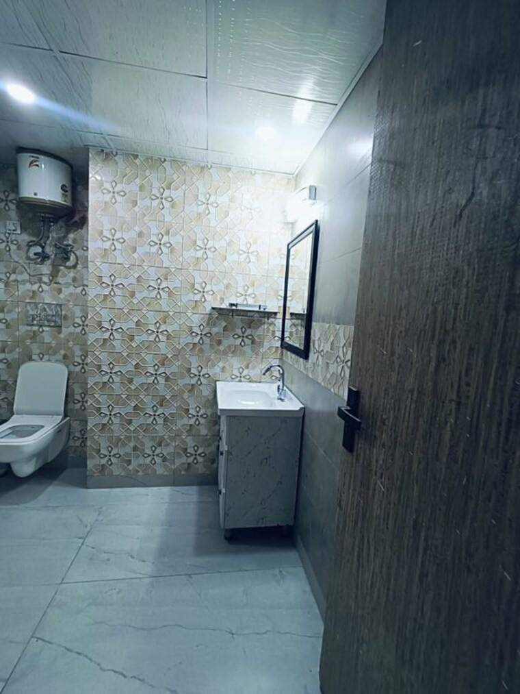 Bathroom, dlf city phase 3 1 Bedroom 850 Sq.Ft. Builder Floor In Dlf City Phase 3 Gurgaon 10410717