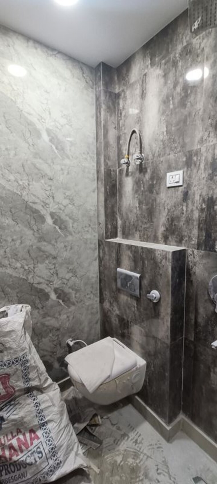 Bathroom, rohini sector 7 Commercial Office Space 64 Sq.Mt. In Rohini Sector 7 Delhi 10410758