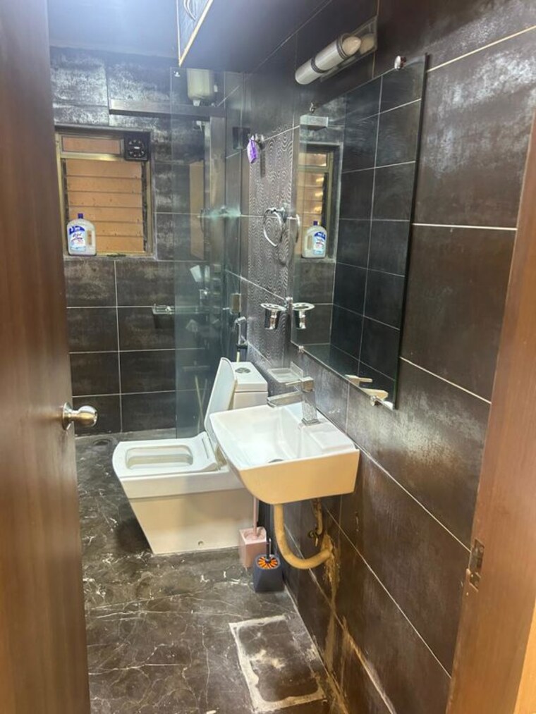 Attached Bathroom, lokhandwala complex 2 Bedroom 1000 Sq.Ft. Apartment In Lokhandwala Complex Mumbai 10410817