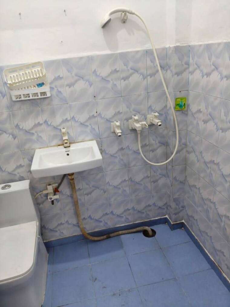 Bathroom, rwa-apartments-sector-45 4 Bedroom 2500 Sq.Ft. Independent House In Sector 45 Noida 10410873