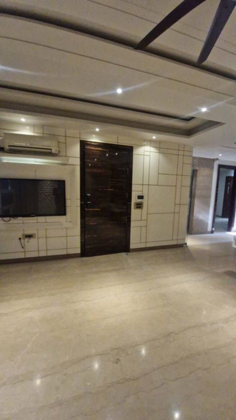  Parking, anand vihar 3 Bedroom 2475 Sq.Ft. Independent House In Anand Vihar Delhi 10410937