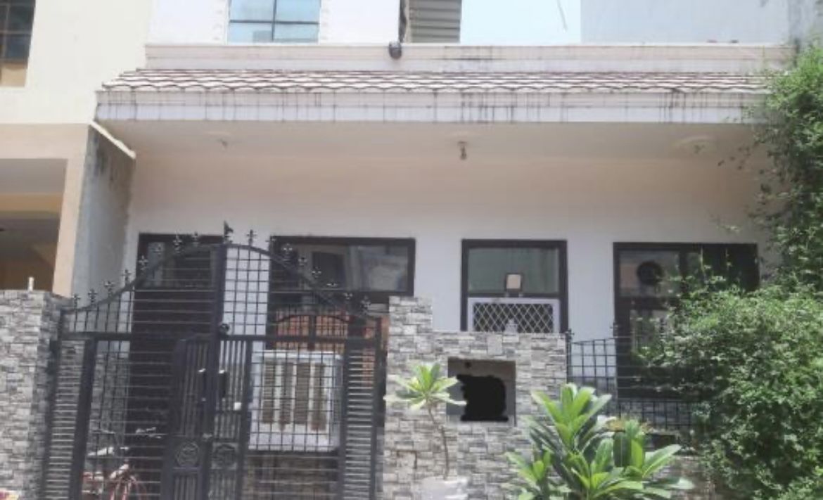 4 BHK + Pooja Room,Servant Room,Study Room,Extra Room,Basement Independent House For Sale in Sector 7