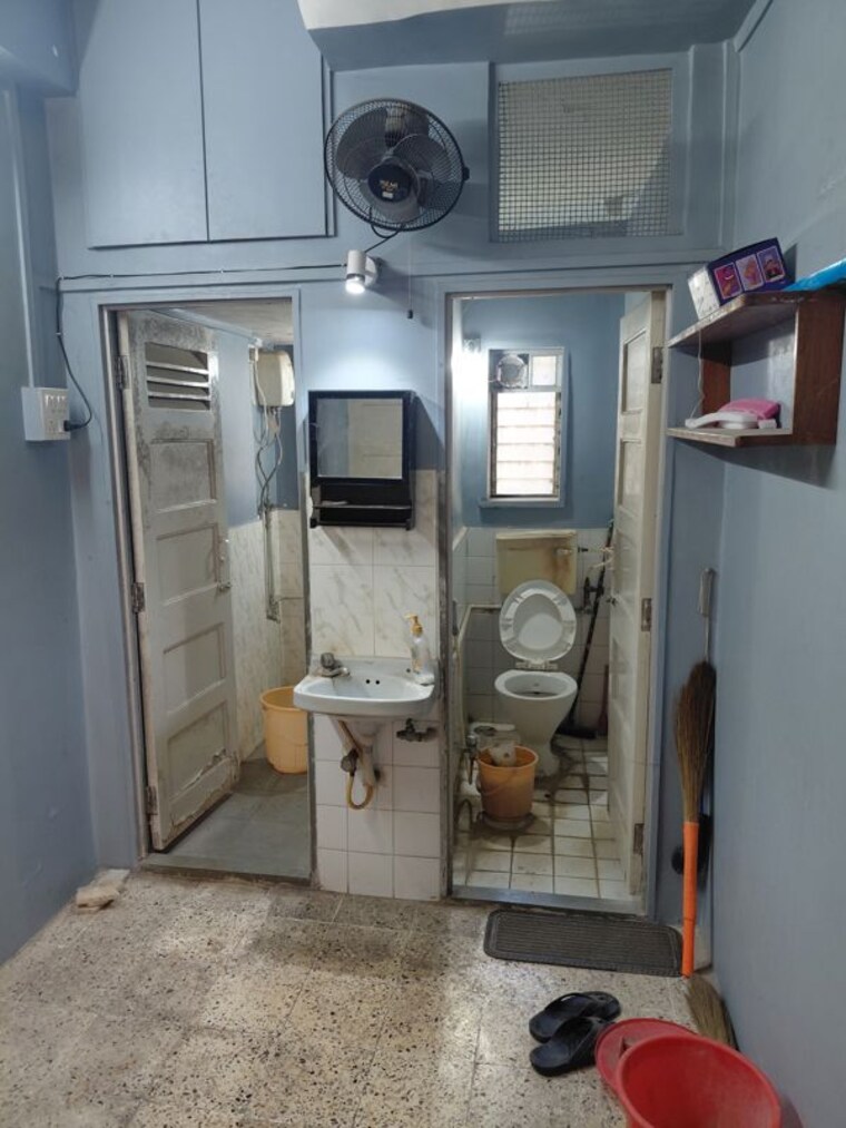 Bathroom, hanuman-ramanand-chs 1 Bedroom 425 Sq.Ft. Apartment In Vile Parle East Mumbai 10411001