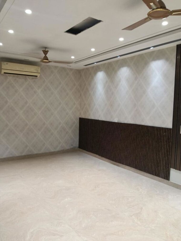 Room, sector 72 3.5 Bedroom 3000 Sq.Ft. Independent House In Sector 72 Noida 10411020