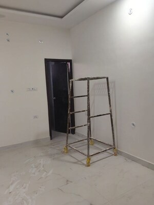 Room in 1 BHK Villa at Aliganj – for Rent