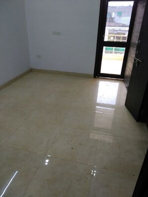 Room in 2 BHK Builder Floor at Karamvir Towers, Sector 52 – for Rent