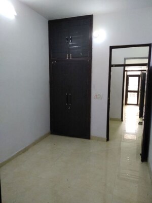 Room in 2 BHK Builder Floor at Karamvir Towers, Sector 52 – for Rent