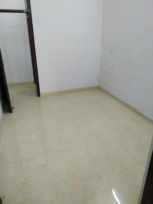2 BHK Builder Floor For Rent in Karamvir Towers, Sector 52