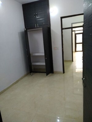 Room in 2 BHK Builder Floor at Karamvir Towers, Sector 52 – for Rent