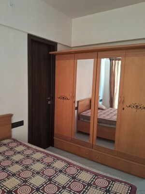 Room in 2 BHK Apartment at Kabra Garnet, Malad West – for Rent