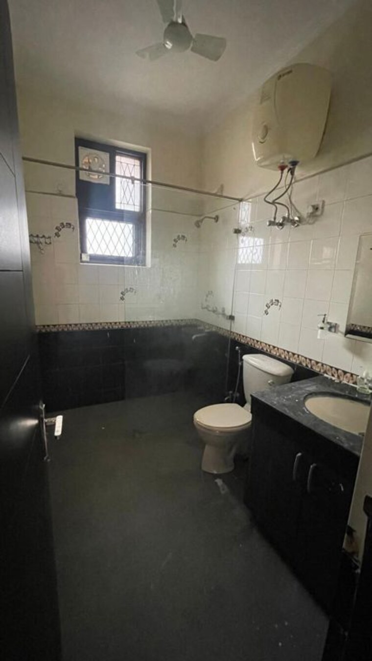 Bathroom, sushant lok i 3 Bedroom 2200 Sq.Ft. Builder Floor In Sushant Lok I Gurgaon 10014063