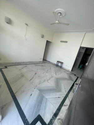 Room in 3 BHK Builder Floor at Sushant Lok I – for Rent