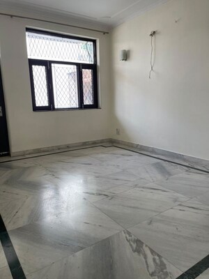 Room in 3 BHK Builder Floor at Sushant Lok I – for Rent