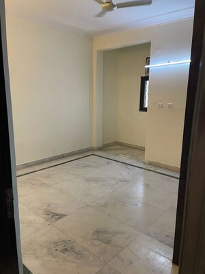 Room in 3 BHK Builder Floor at Sushant Lok I – for Rent