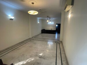 Room in 3 BHK Builder Floor at Sushant Lok I – for Rent