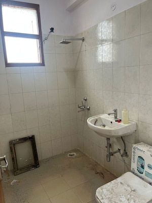 Bathroom in 4 BHK Apartment at Sector 10 Dwarka – for Rent