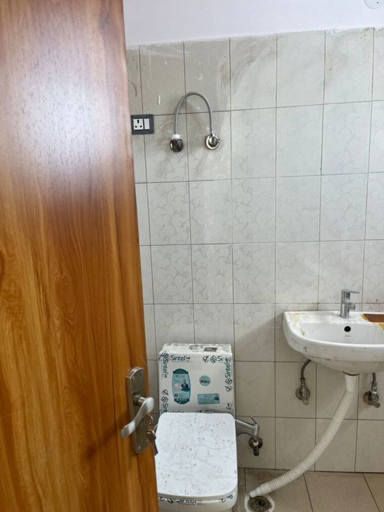 Bathroom, sector 10 dwarka 4 Bedroom 2200 Sq.Ft. Apartment In Sector 10 Dwarka Delhi 10411467