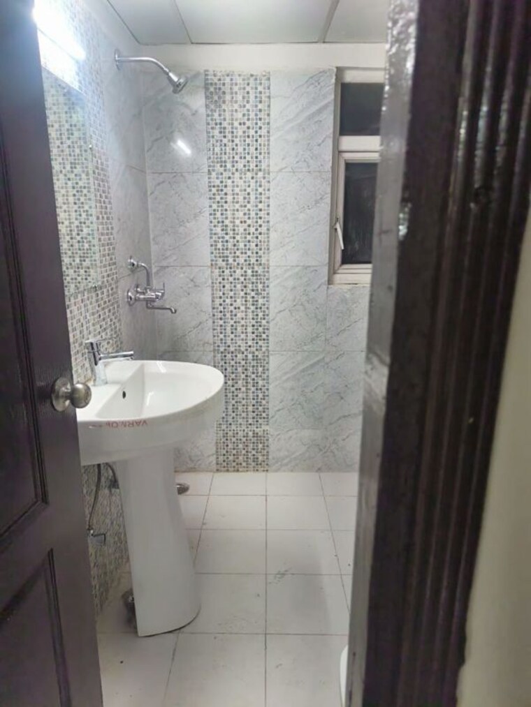 Bathroom, maxblis-white-house 3 Bedroom 1500 Sq.Ft. Apartment In Sector 75 Noida 10411501