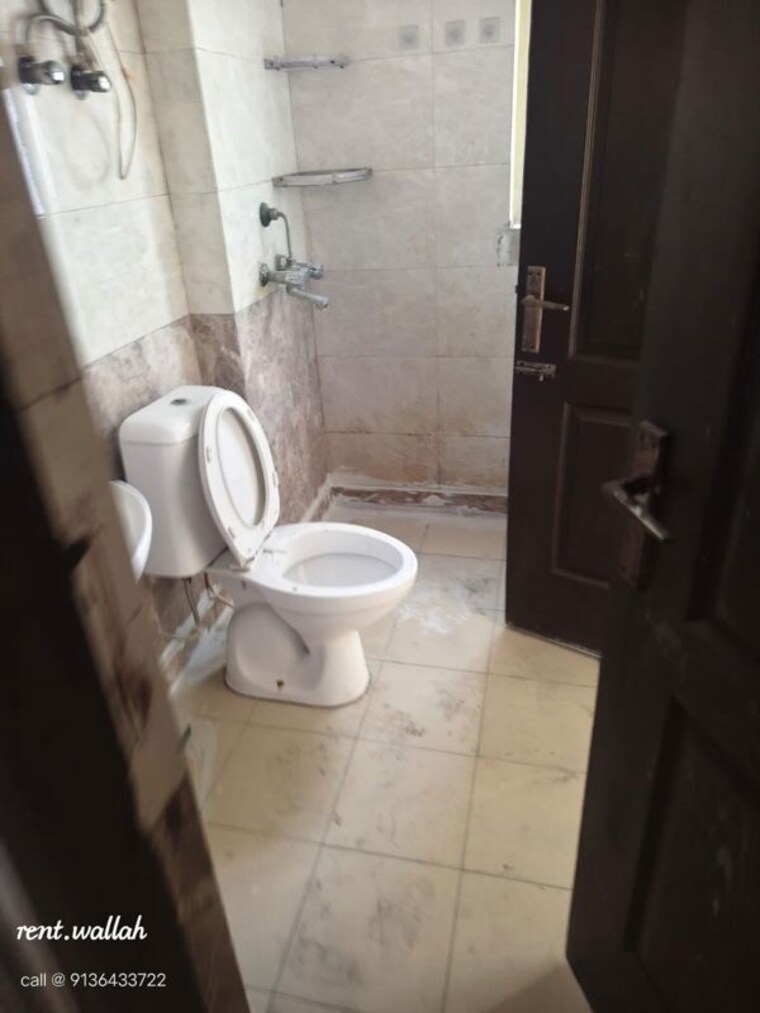 Bathroom, aims-golf-city 2.5 Bedroom 950 Sq.Ft. Apartment In Sector 75 Noida 10411529