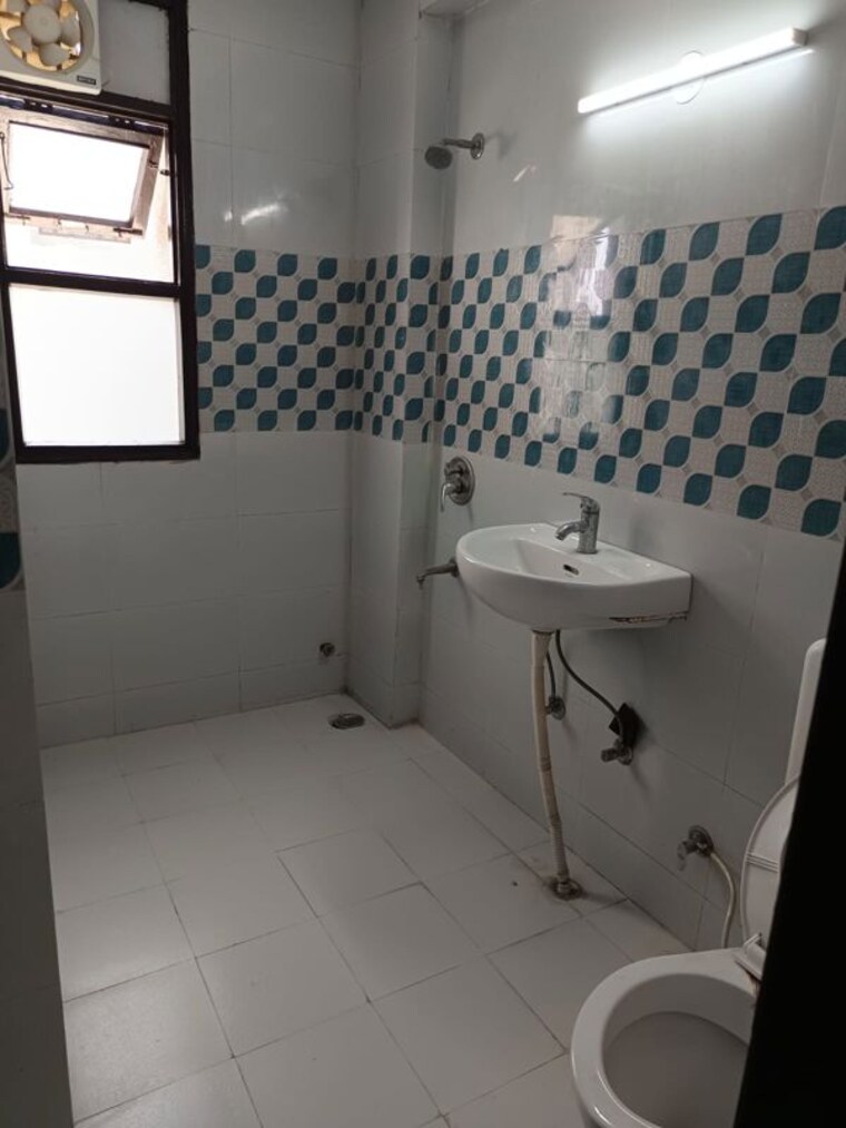 Bathroom, dwarka 4 Bedroom 2000 Sq.Ft. Apartment In Dwarka Delhi 10411680
