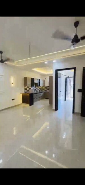 Room in 3 BHK Builder Floor at BPTP District Faridabad, Sector 81 – for Rent