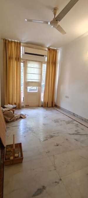 Room in 3 BHK Builder Floor at Defence Colony – for Rent