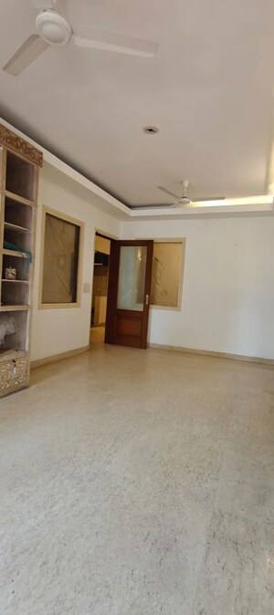 Room in 3 BHK Builder Floor at Defence Colony – for Rent