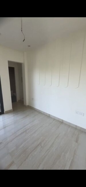 Room in 3 BHK Builder Floor at BPTP District Faridabad, Sector 81 – for Rent