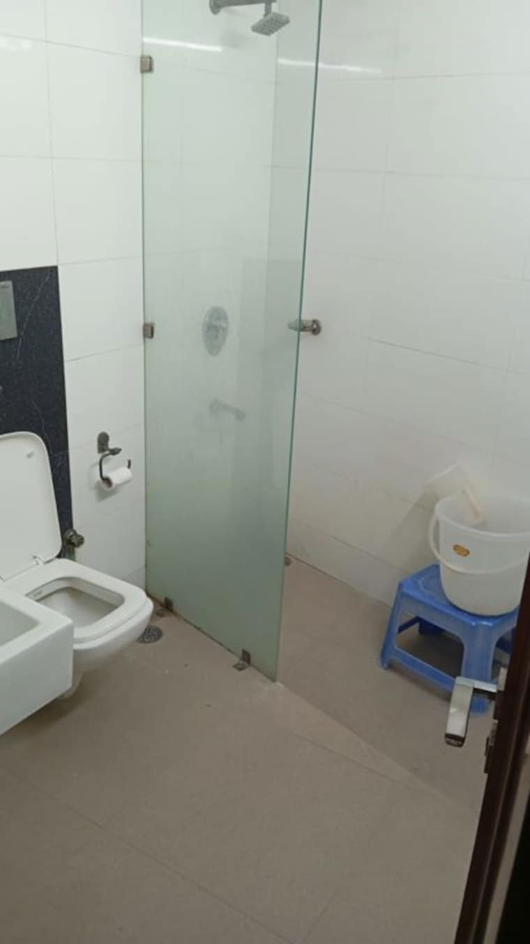 Bathroom, kalkaji 3 Bedroom 200 Sq.Yd. Builder Floor In Kalkaji Delhi 10411760