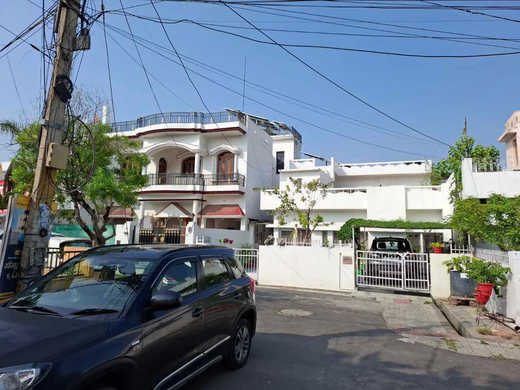 6+ BHK + Pooja Room,Servant Room,Store Room Independent House For Sale in Aliganj