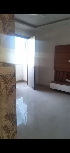 Room in 3 BHK Builder Floor at BPTP District Faridabad, Sector 81 – for Rent