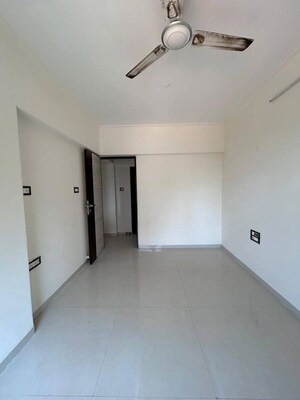 Room in 3 BHK Apartment at Asavari CHS Matunga, Matunga West – for Rent