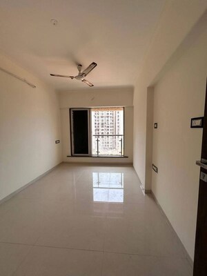 Room in 3 BHK Apartment at Asavari CHS Matunga, Matunga West – for Rent