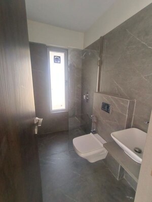 Attached Bathroom in 3.5 BHK Apartment at Kabra Garnet, Malad West – for Rent