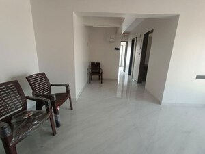 Room in 3.5 BHK Apartment at Kabra Garnet, Malad West – for Rent
