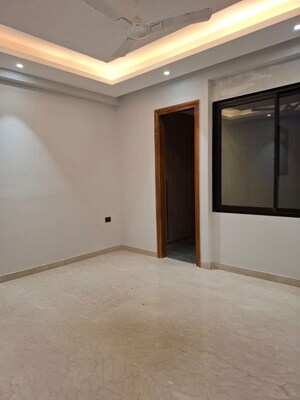 Room in 4 BHK Builder Floor at BPTP Amstoria, Sector 102 – for Sale