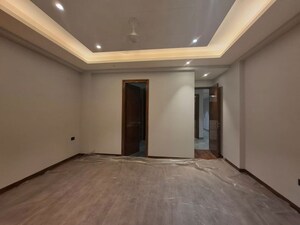 Room in 4 BHK Builder Floor at BPTP Amstoria, Sector 102 – for Sale