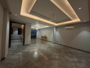 Room in 4 BHK Builder Floor at BPTP Amstoria, Sector 102 – for Sale