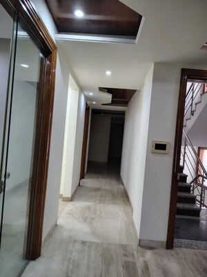 4 BHK Builder Floor – Entrance View at South Extension - for Rent