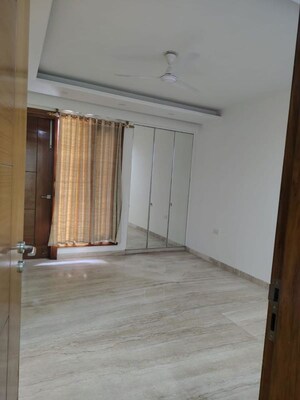 Room in 4 BHK Builder Floor at South Extension – for Rent