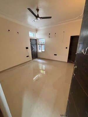 Team Area in 3.5 BHK Villa at Sector 72 – for Rent