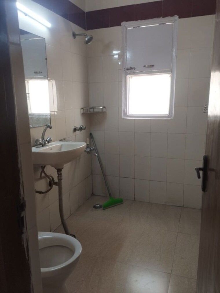 Bathroom, greater kailash i 2 Bedroom 1800 Sq.Ft. Builder Floor In Greater Kailash I Delhi 10412011